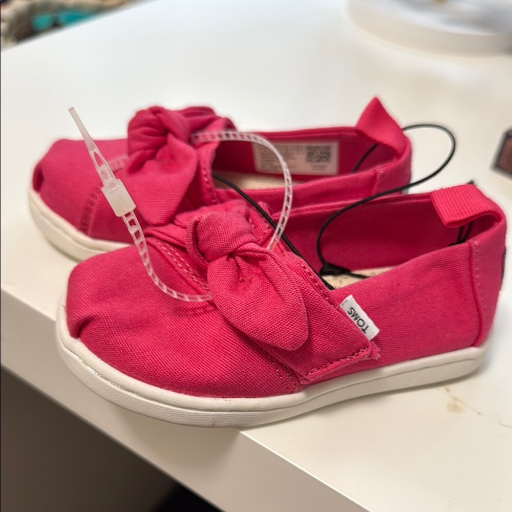 TOMS Kids Fuchsia Canvas Sneakers